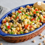 Ensalada de garbanzos con atún. Receta fácil, fresca y completa para comer legumbres en verano