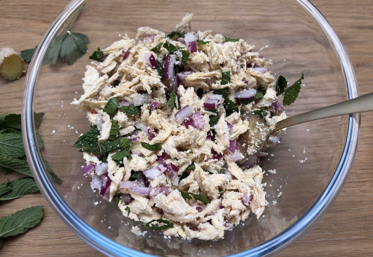 Ensalada de pollo estilo Thai (Laab Kai)