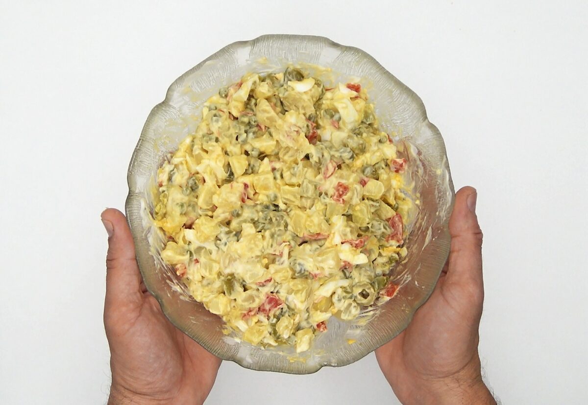 Ensaladilla de pollo. Una receta casera y tradicional