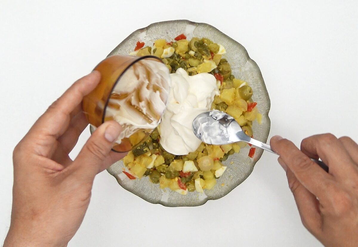 Ensaladilla de pollo. Una receta casera y tradicional