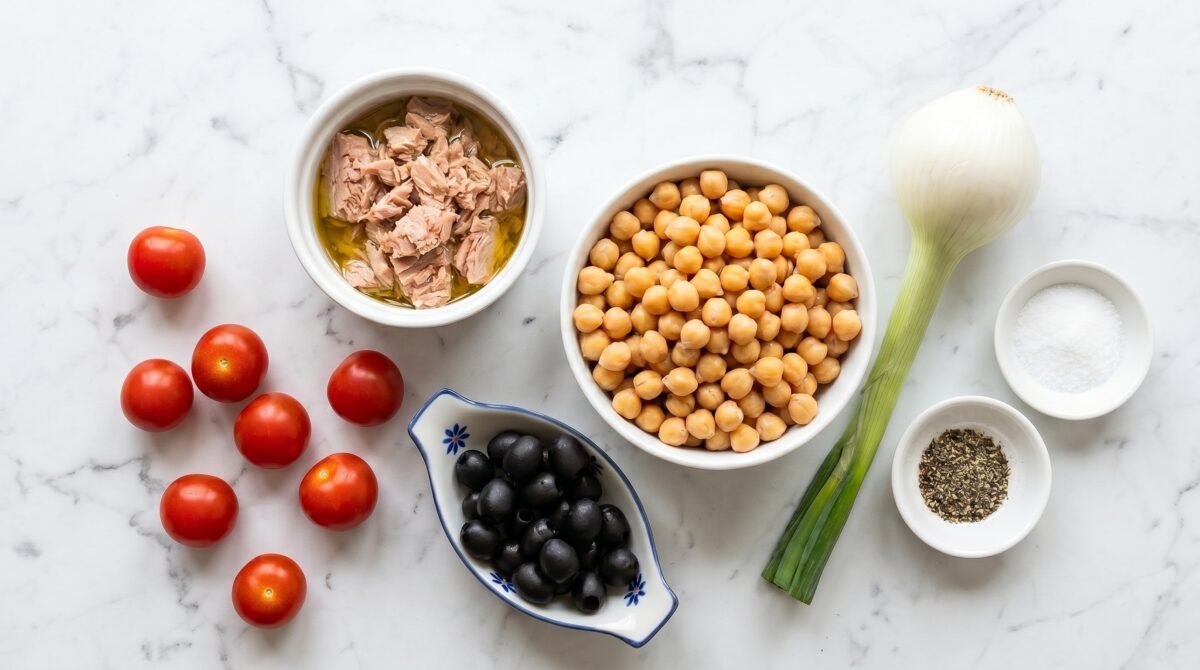 Ensalada de garbanzos con atún. Receta fácil, fresca y completa para comer legumbres en verano