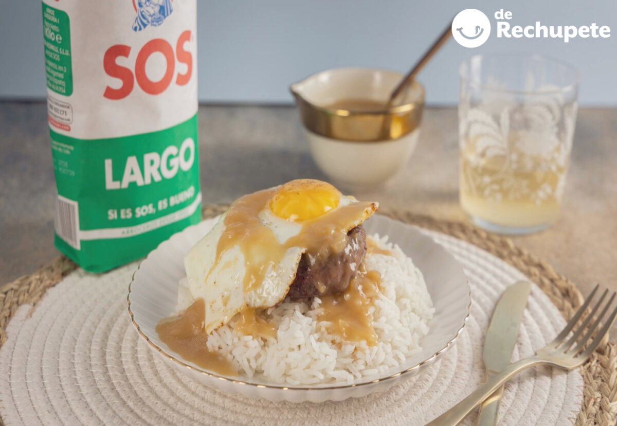 Loco Moco. La receta de arroz hawaiano con huevo y hamburguesa