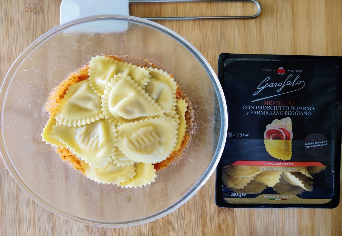 Mezzelune relleno de Prosciutto di Parma y Parmigiano Reggiano con pesto rosso