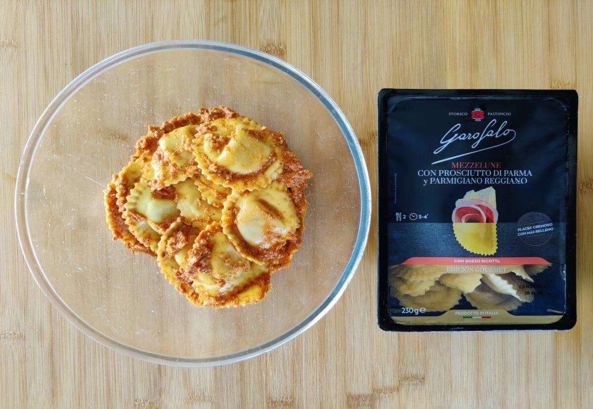 Mezzelune relleno de Prosciutto di Parma y Parmigiano Reggiano con pesto rosso