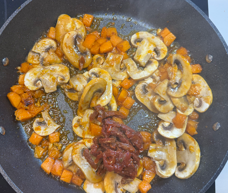 Ñoquis con chorizo, calabaza, espinacas, champiñones, tomates secos y parmesano