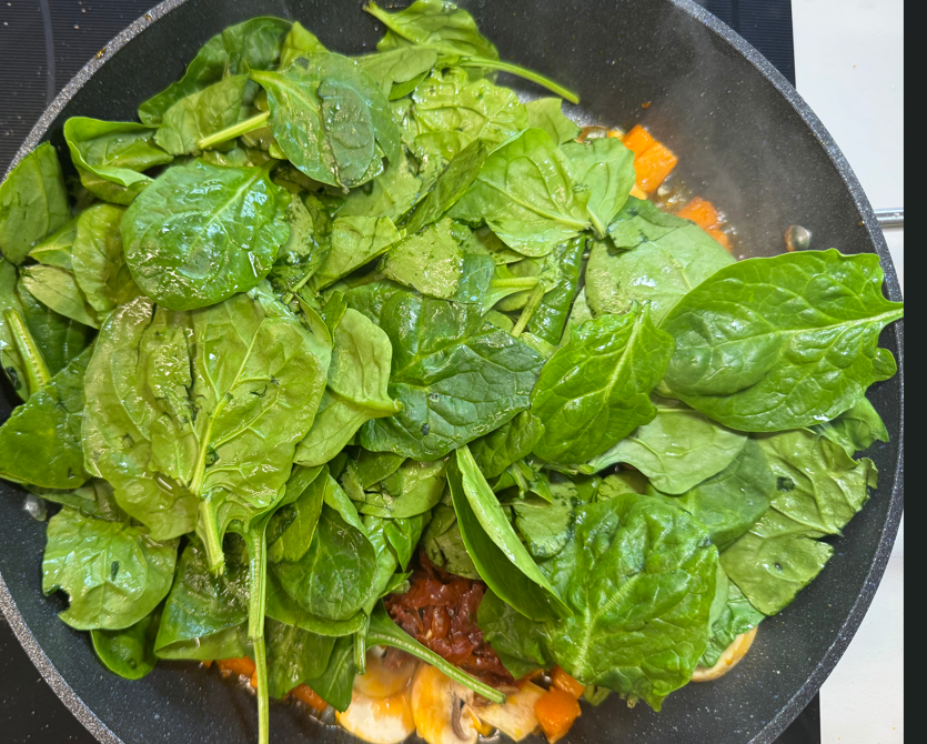 Ñoquis con chorizo, calabaza, espinacas, champiñones, tomates secos y parmesano