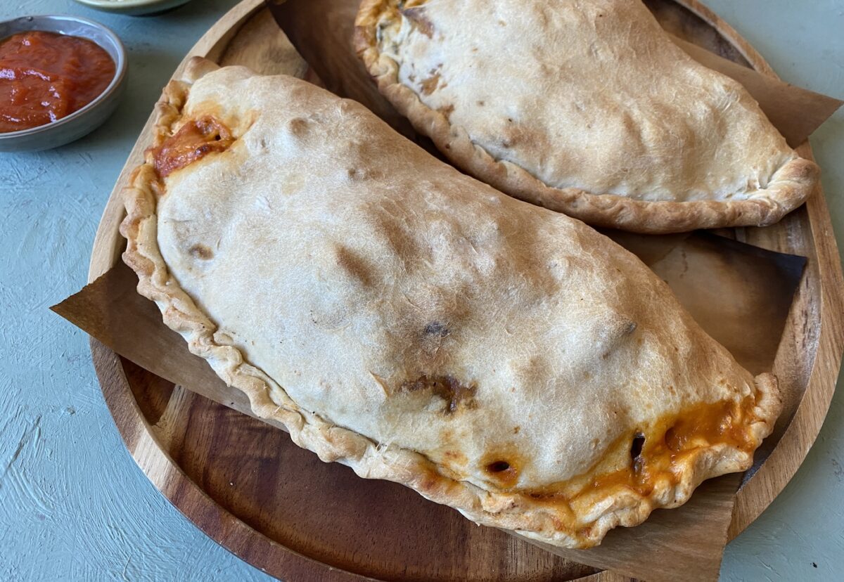 Cómo hacer un calzone clásico, el primo cercano de la pizza
