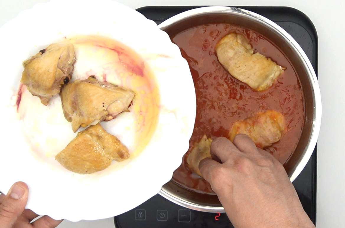 Pollo en salsa de tomate
