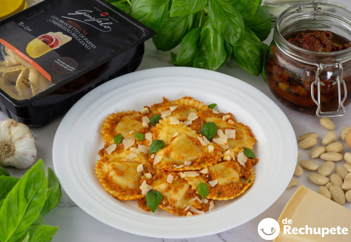 Mezzelune relleno de Prosciutto di Parma y Parmigiano Reggiano con pesto rosso