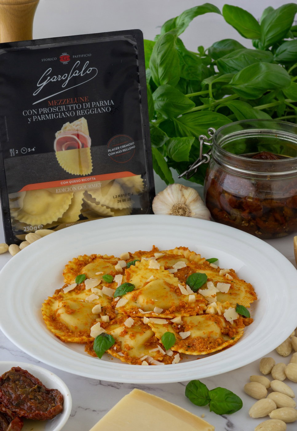 Mezzelune relleno de Prosciutto di Parma y Parmigiano Reggiano con pesto rosso