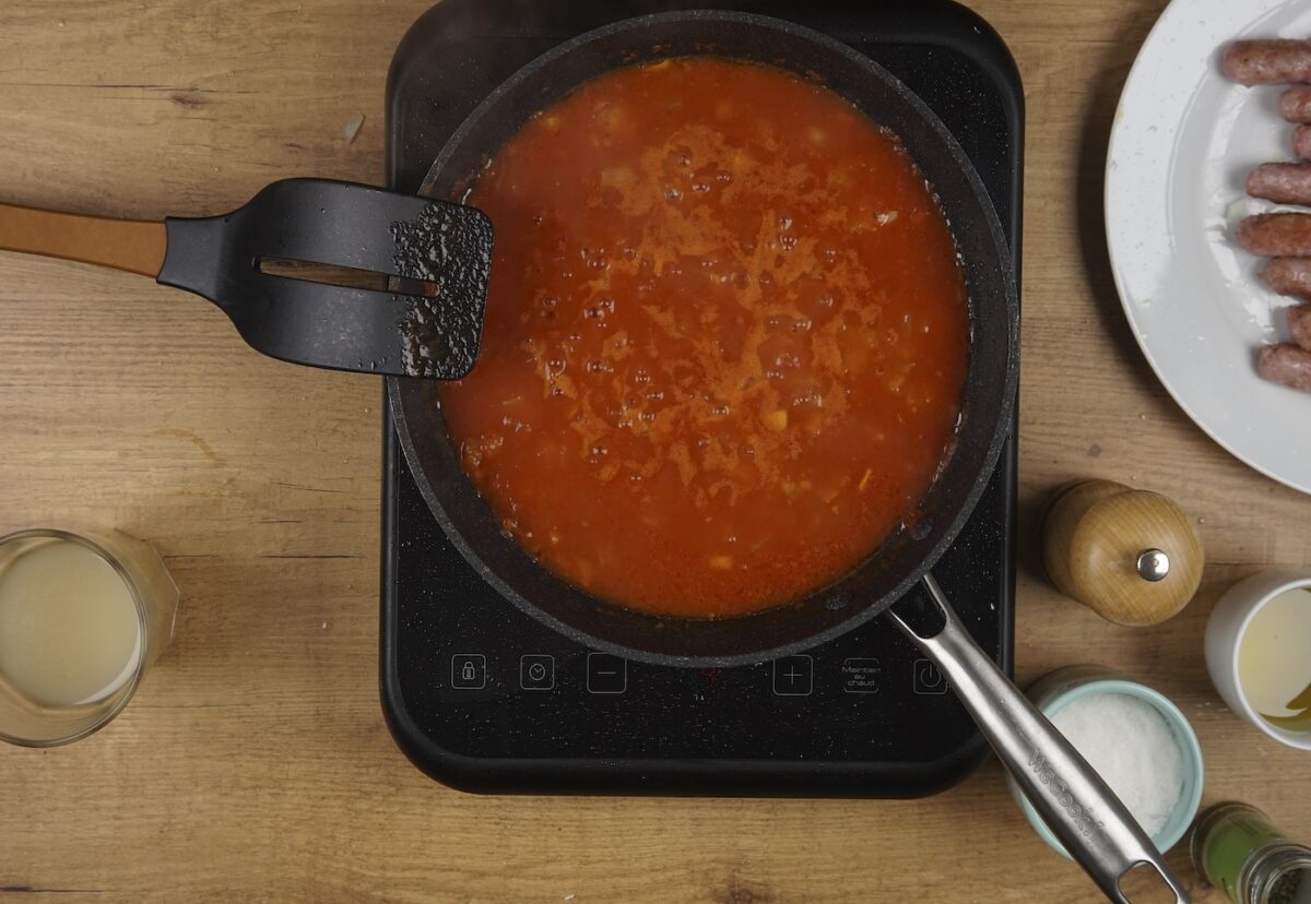 Salchichas con tomate y arroz blanco paso a paso