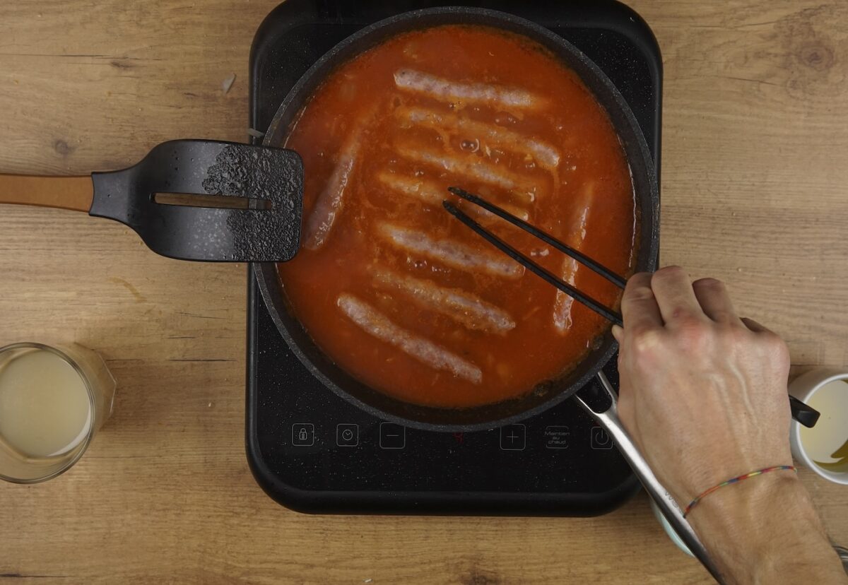 Salchichas con tomate y arroz blanco paso a paso