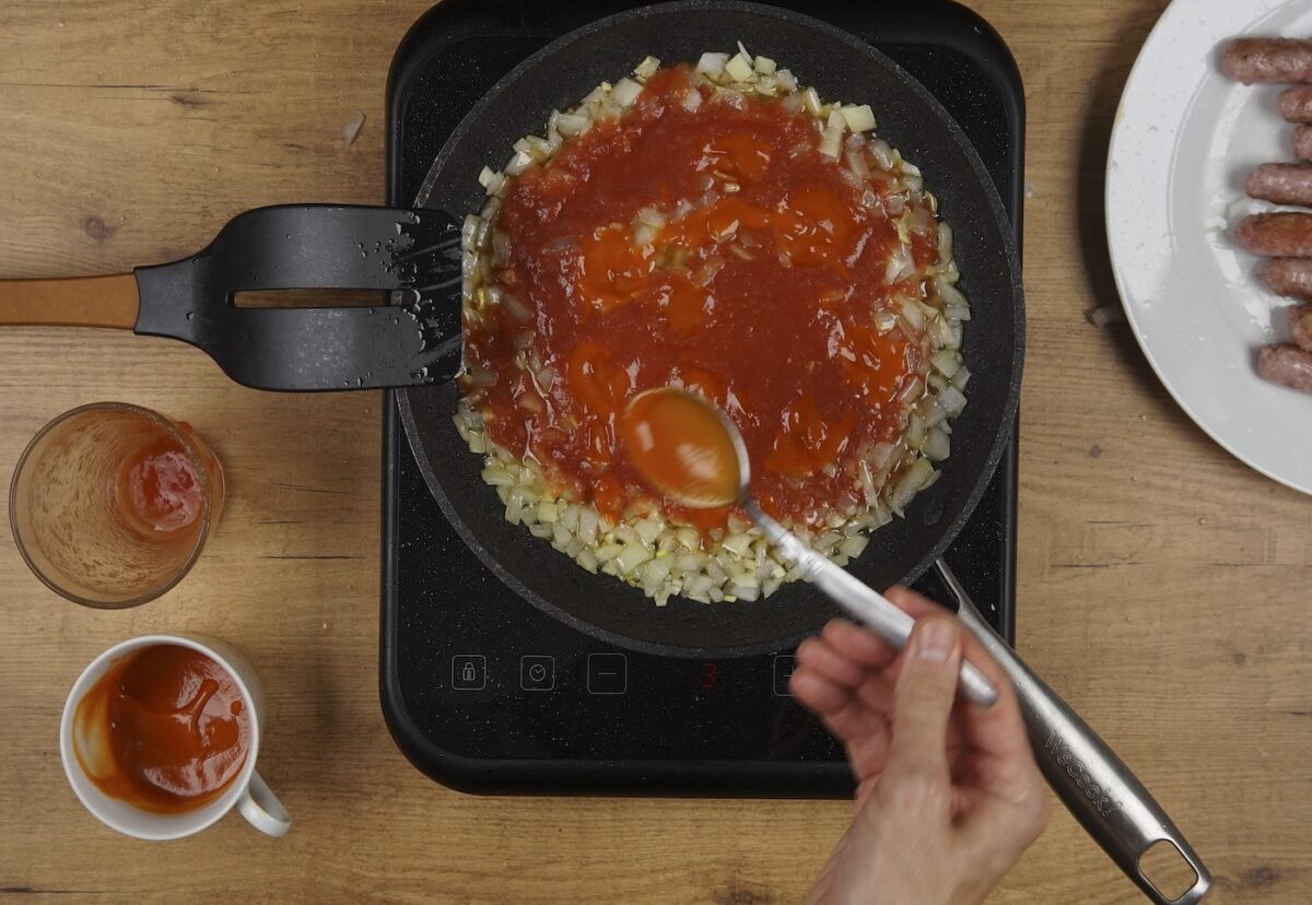 Salchichas con tomate y arroz blanco paso a paso
