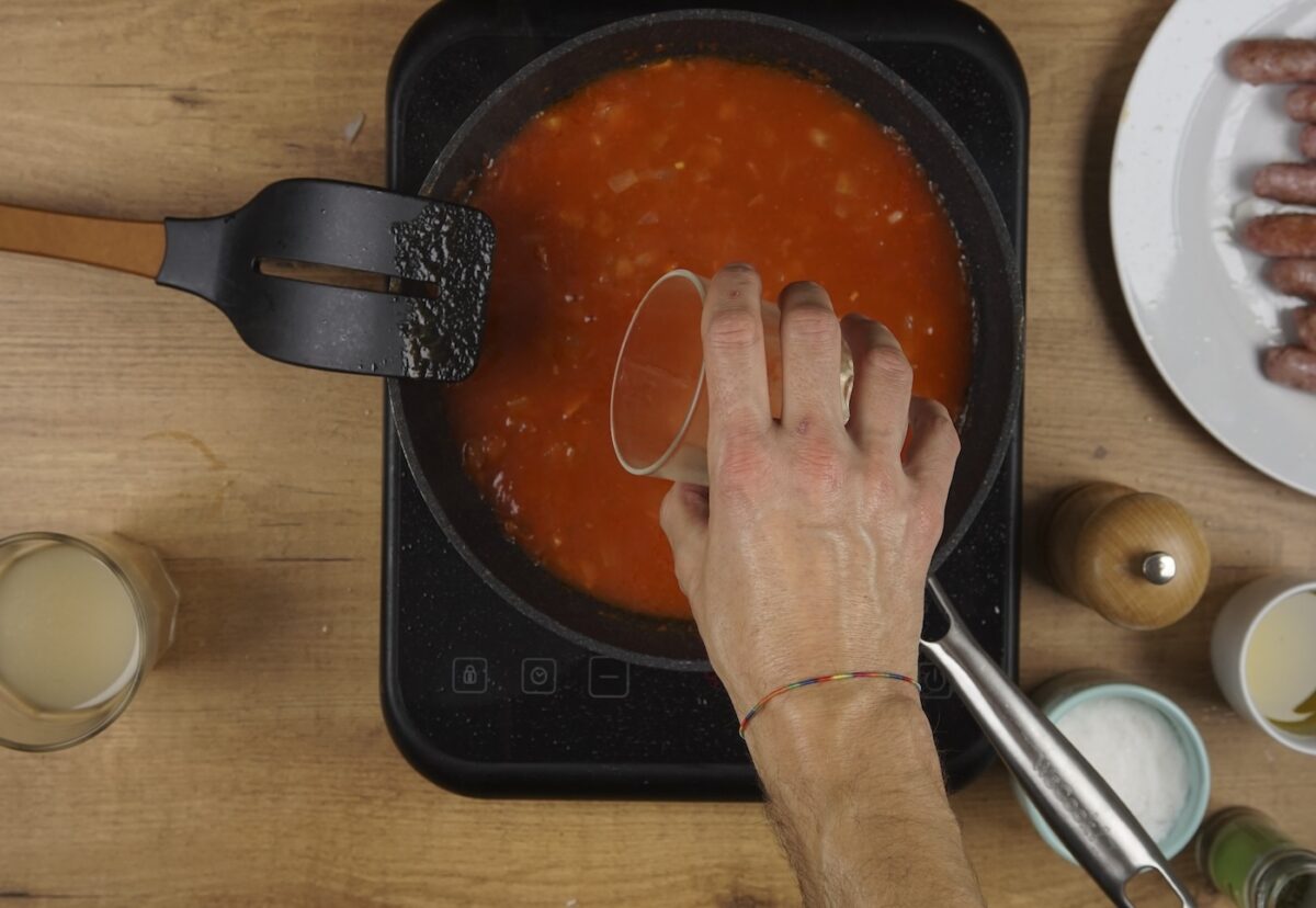 Salchichas con tomate y arroz blanco paso a paso