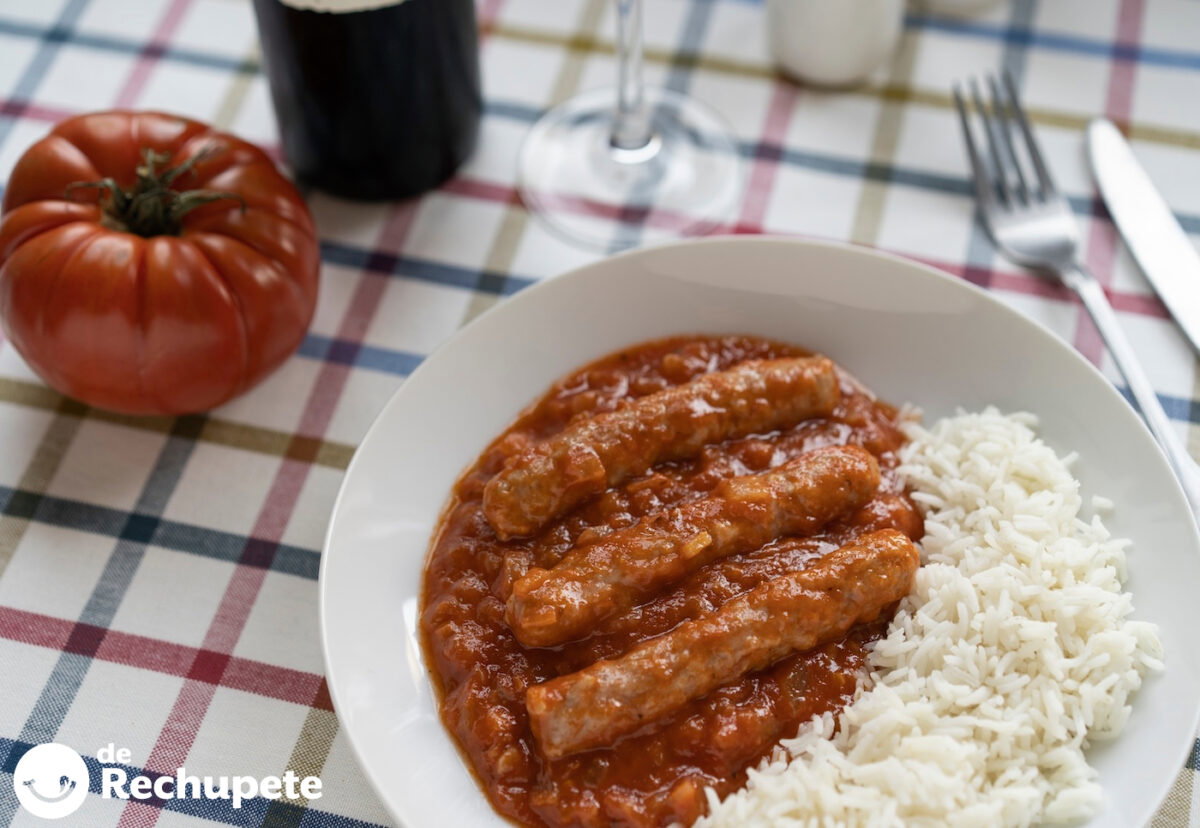 Salchichas con tomate y arroz blanco paso a paso