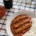 Salchichas con tomate y arroz blanco paso a paso