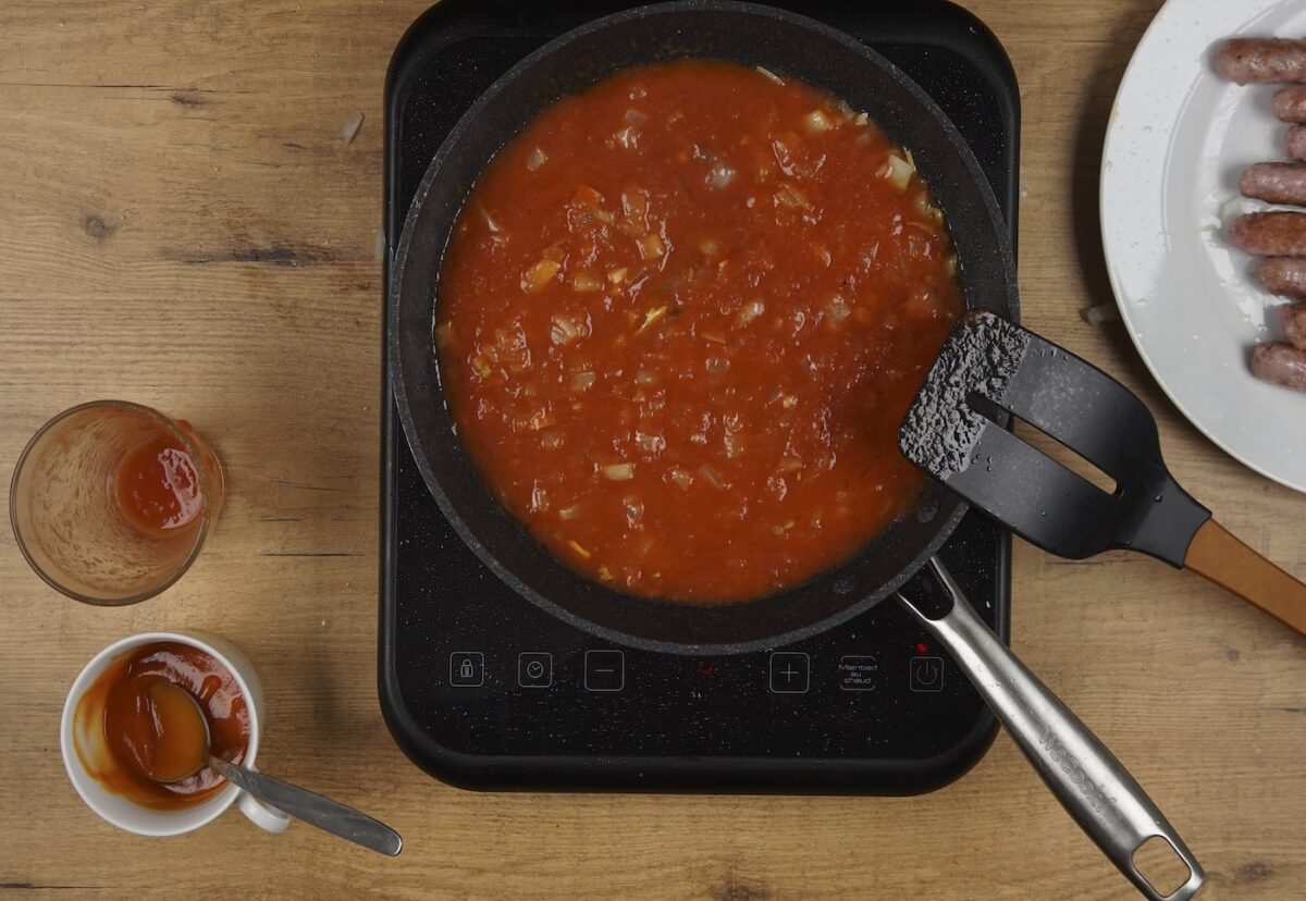 Salchichas con tomate y arroz blanco paso a paso