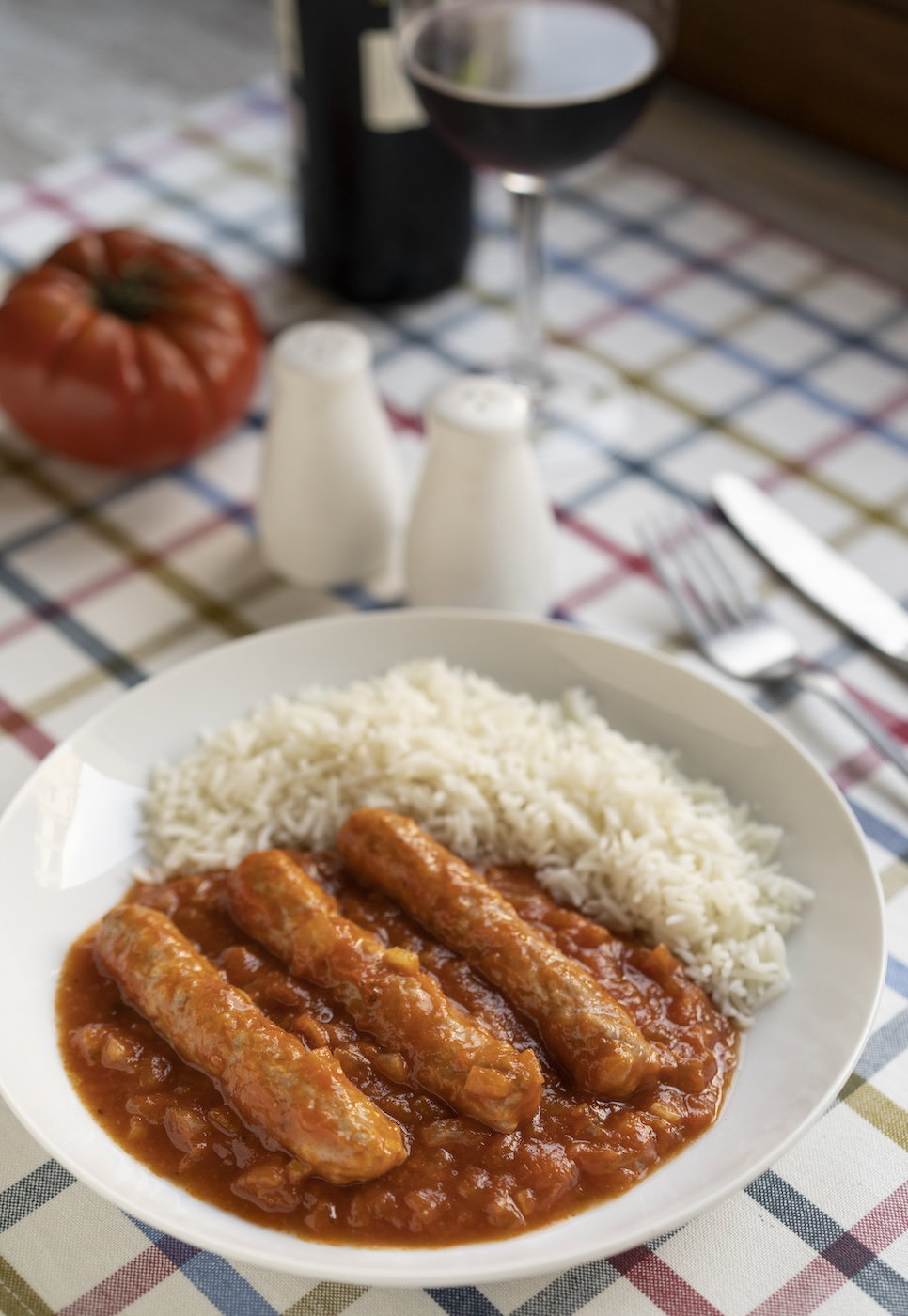 Salchichas con tomate y arroz blanco paso a paso