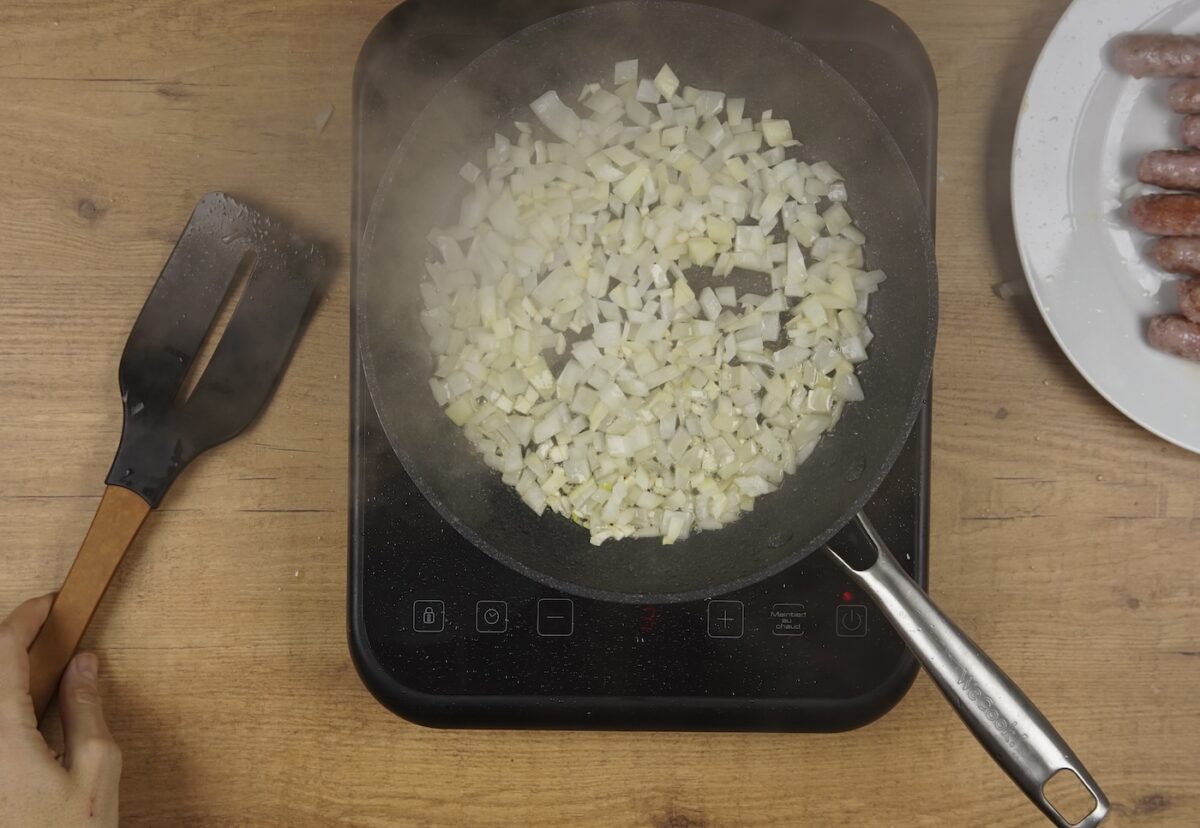 Salchichas con tomate y arroz blanco paso a paso
