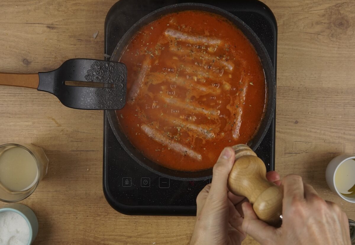 Salchichas con tomate y arroz blanco paso a paso