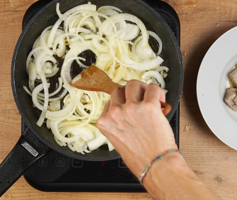 Atún encebollado con patatas
