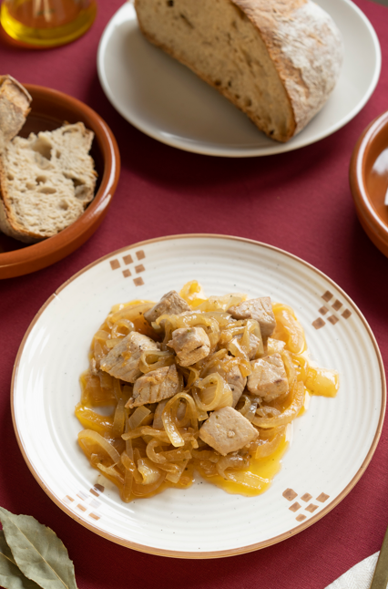Atún encebollado con patatas