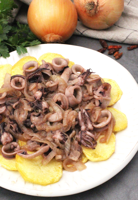 Calamares encebollados