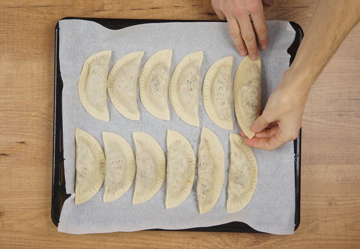 Empanadillas de carne al horno. Una receta fácil para todos los días