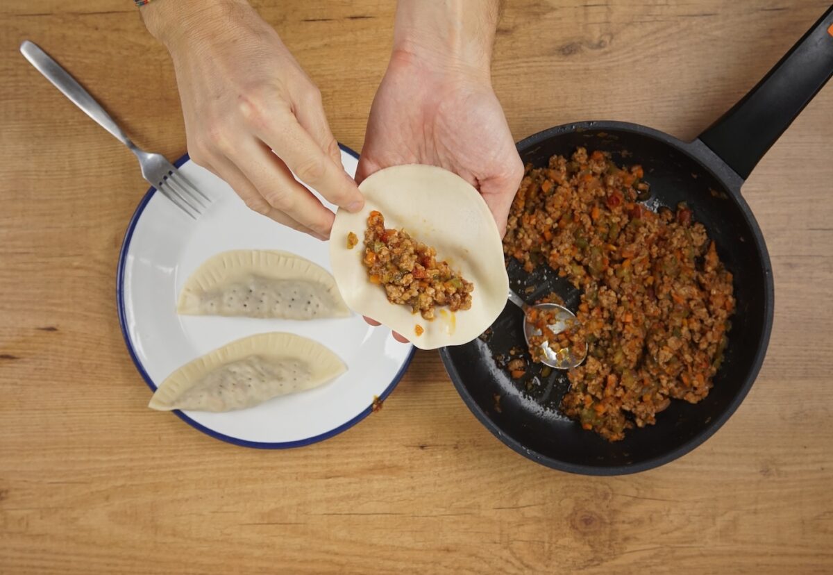 Empanadillas de carne al horno. Una receta fácil para todos los días