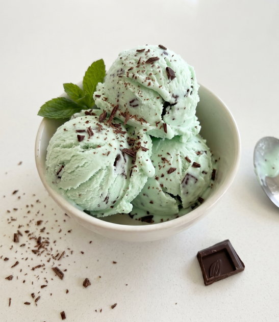 Helado de menta y chocolate