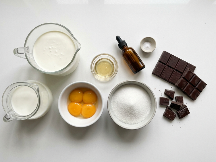 Helado de stracciatella, cremoso y con lascas finas de chocolate