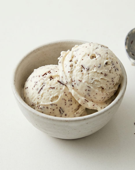 Helado de stracciatella, cremoso y con lascas finas de chocolate