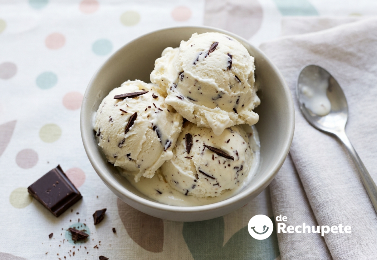 Helado de stracciatella, cremoso y con lascas finas de chocolate