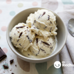 Helado de stracciatella, cremoso y con lascas finas de chocolate