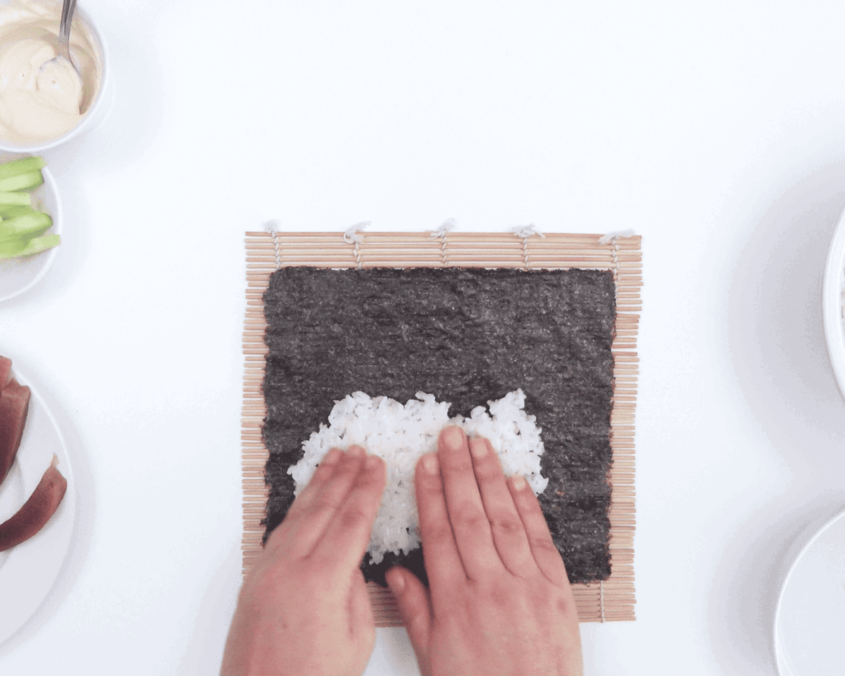 maki sushi de atún y pepino paso 17