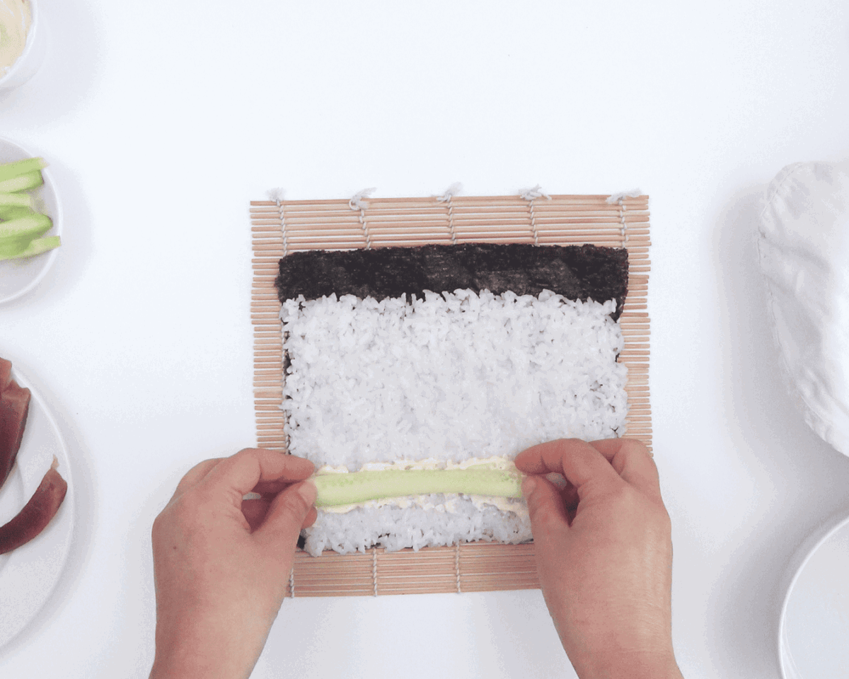 maki sushi de atún y pepino paso 20