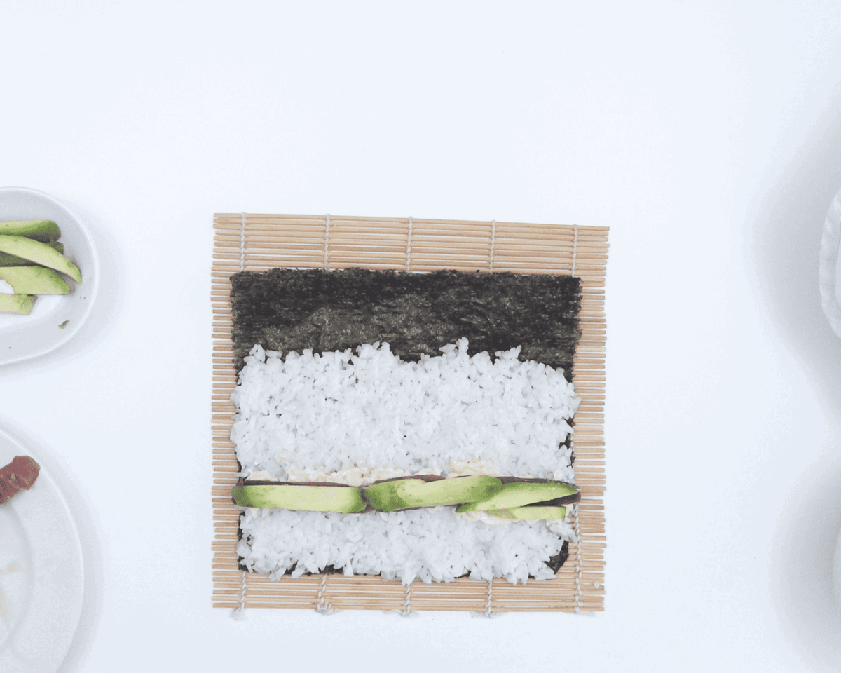 maki sushi de atún y pepino paso 25