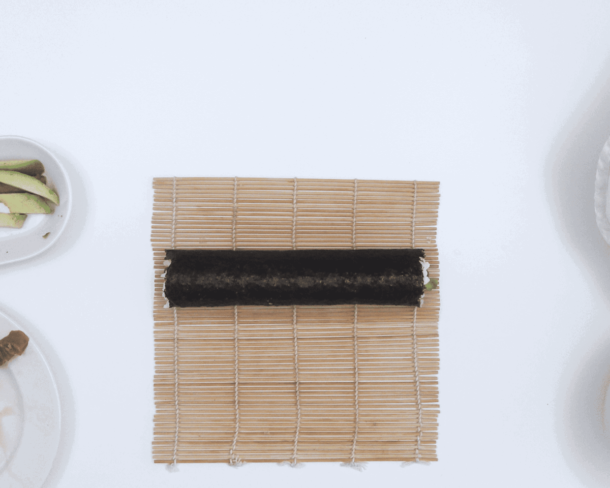 maki sushi de atún y pepino paso 26