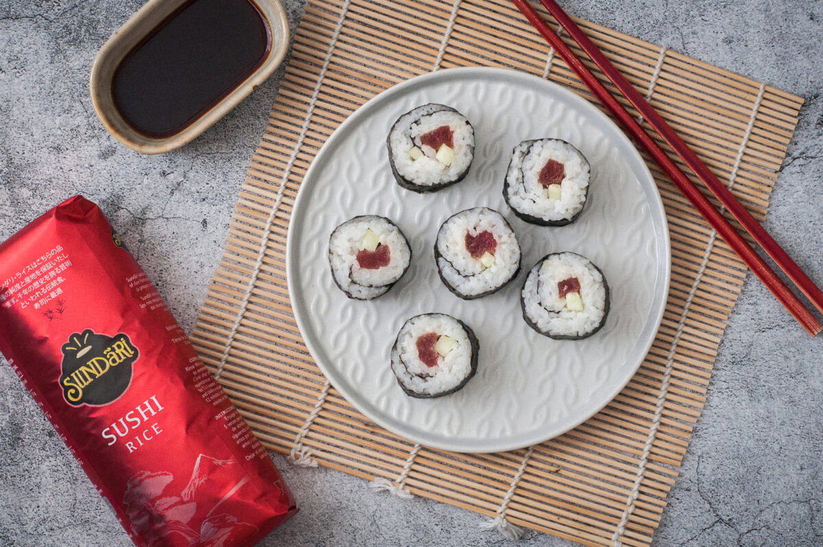 maki sushi de atún y pepino paso 28