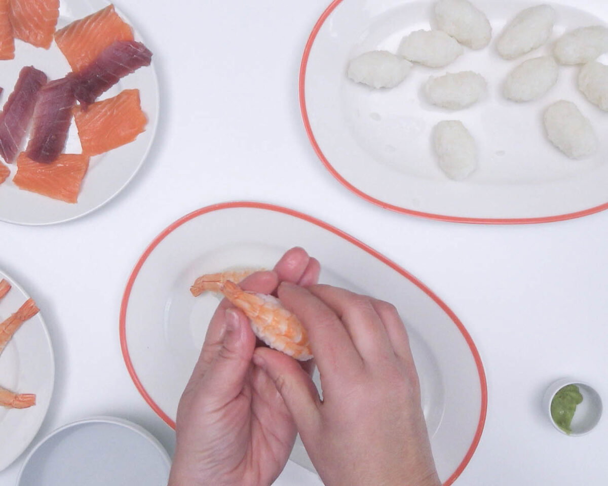 nigiris de atún salmón y langostinos paso 21