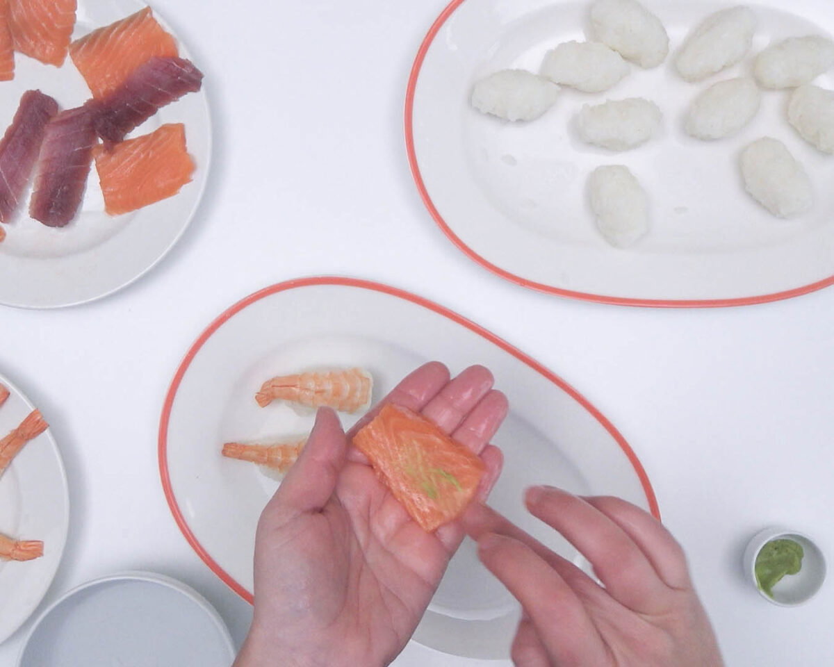 nigiris de atún salmón y langostinos paso 22
