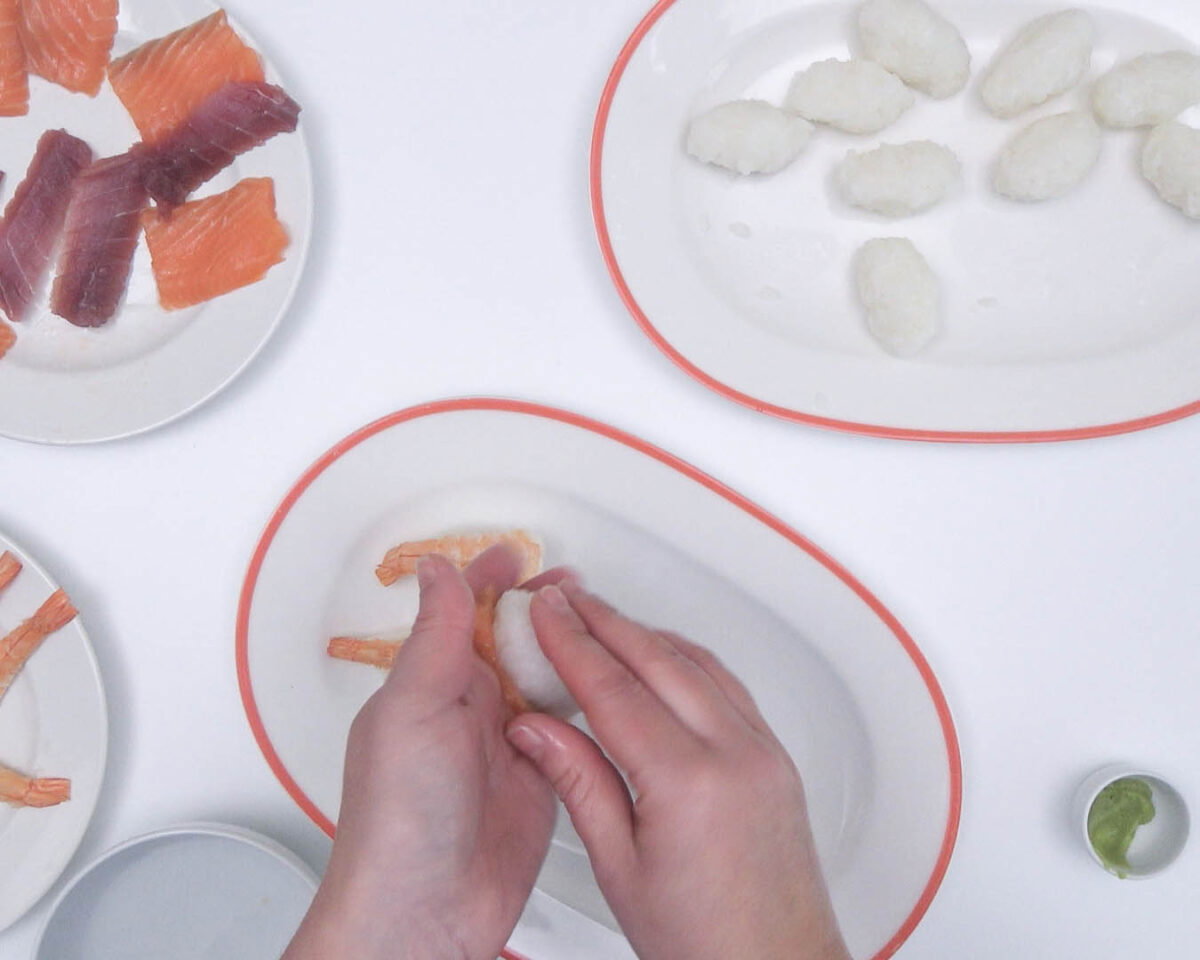 nigiris de atún salmón y langostinos paso 23