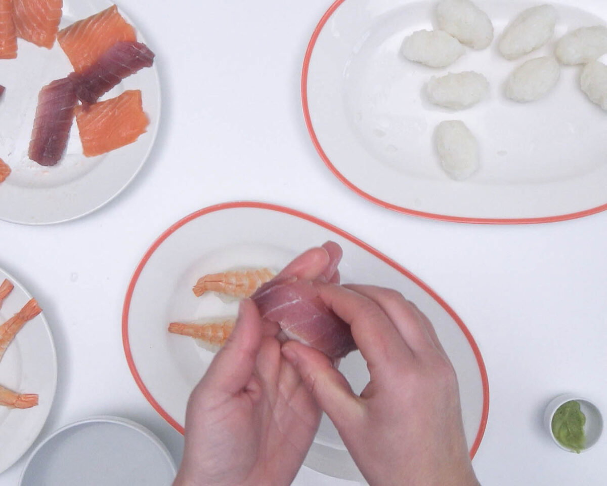 nigiris de atún salmón y langostinos paso 25