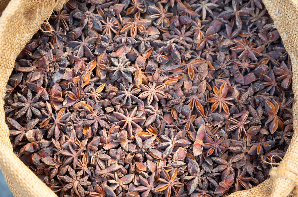 Anís estrellado. Qué es, para qué sirve, propiedades y usos en la cocina