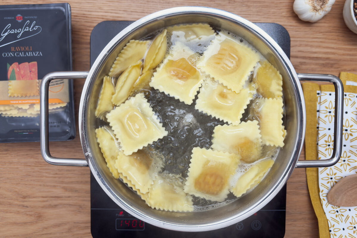 Raviolis rellenos de calabaza en salsa de queso azul con nueces