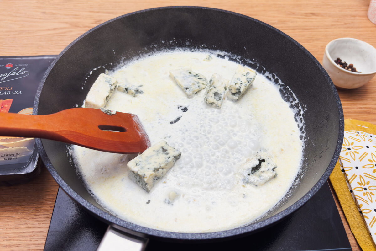 Raviolis rellenos de calabaza en salsa de queso azul con nueces