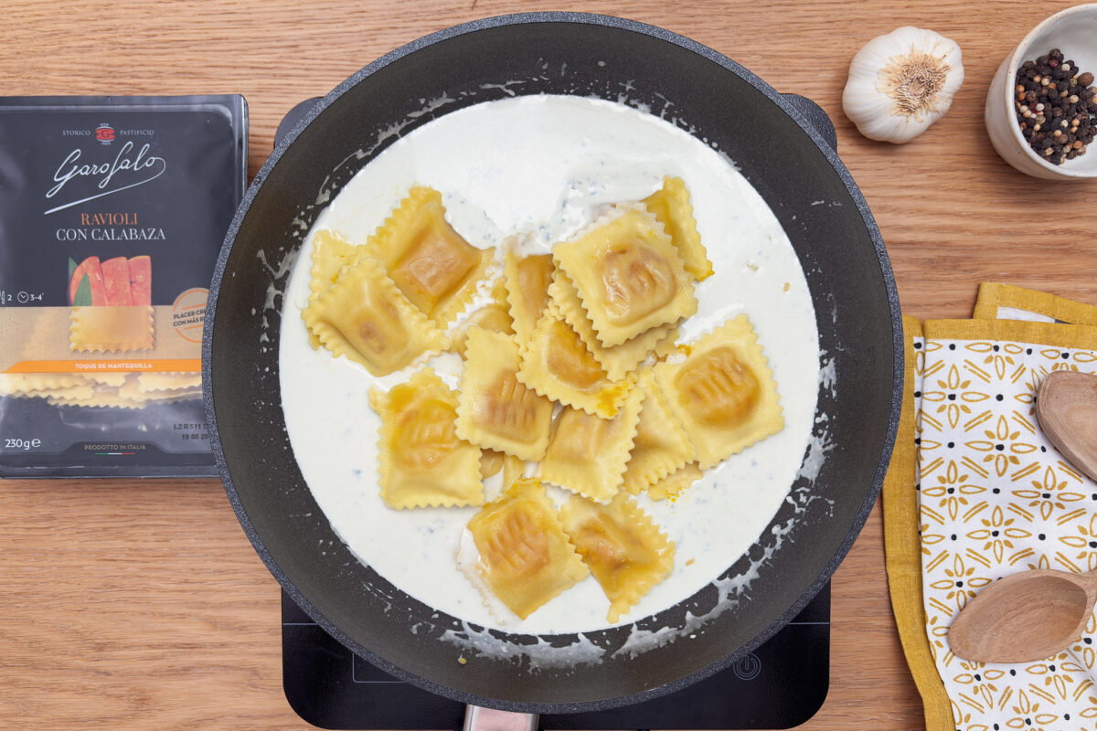 Raviolis rellenos de calabaza en salsa de queso azul con nueces