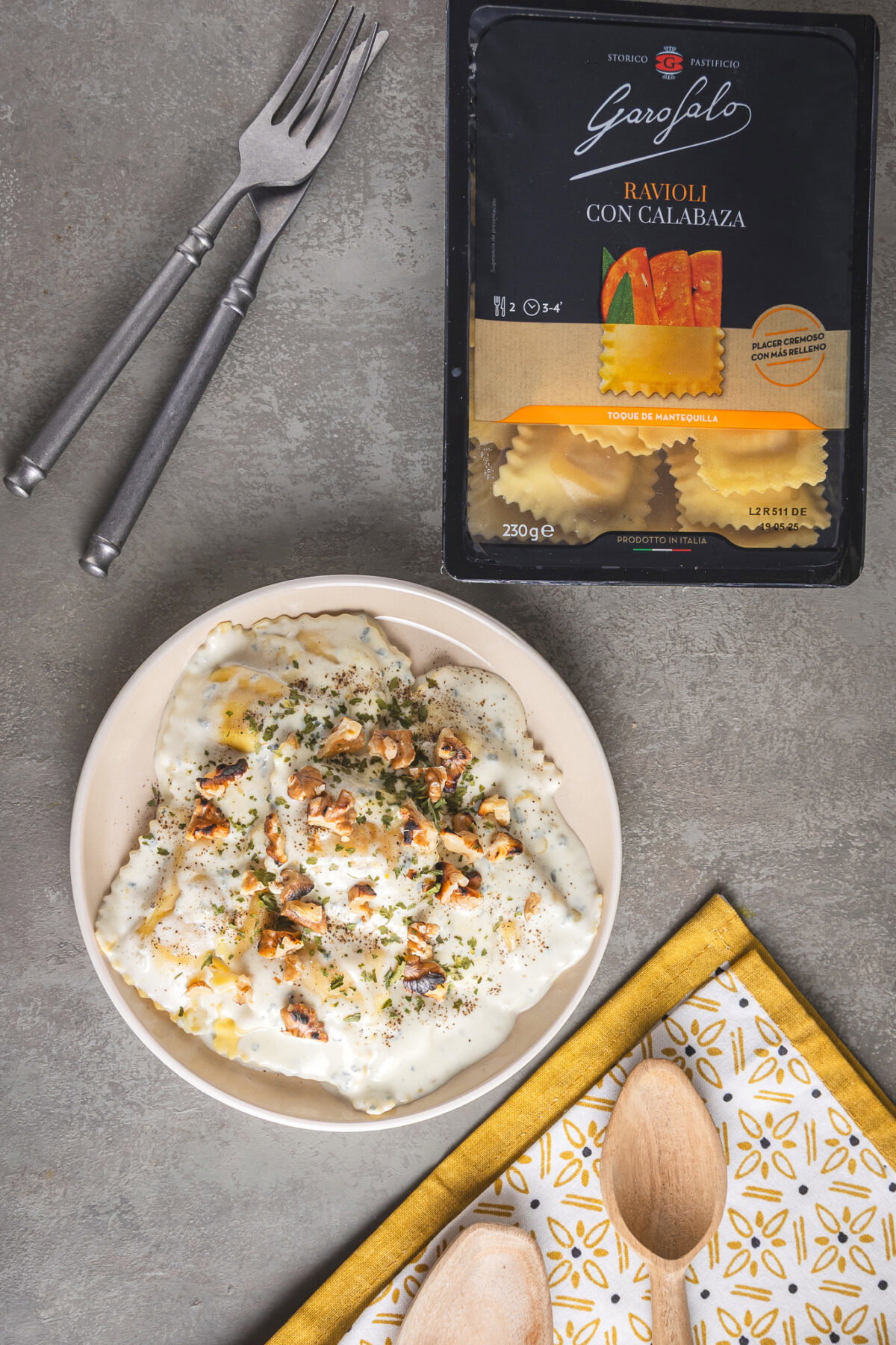 Raviolis rellenos de calabaza en salsa de queso azul con nueces