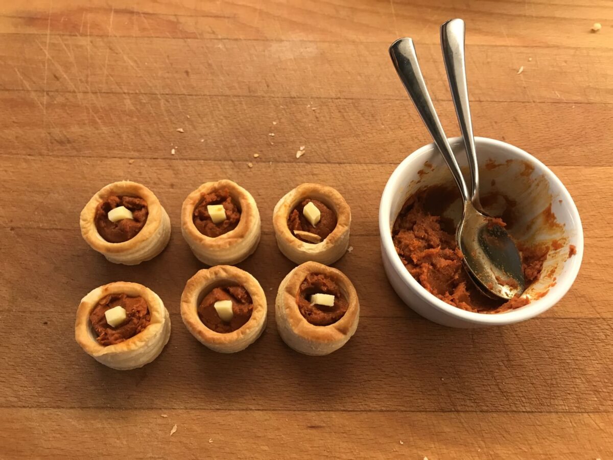 canapés con hojaldre ideas de aperitivos navideos paso 6