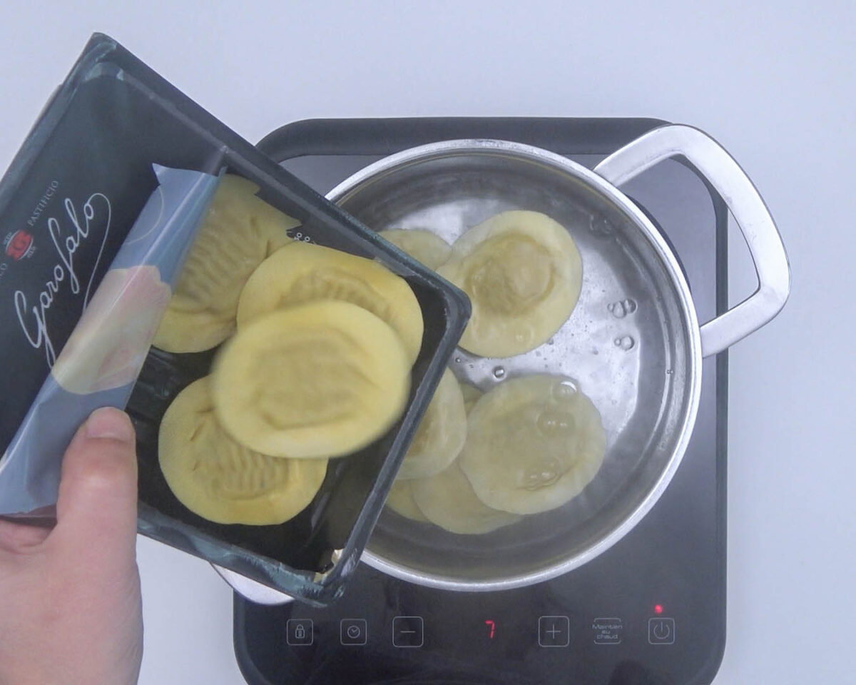cappellacci con salsa de calabaza paso 11
